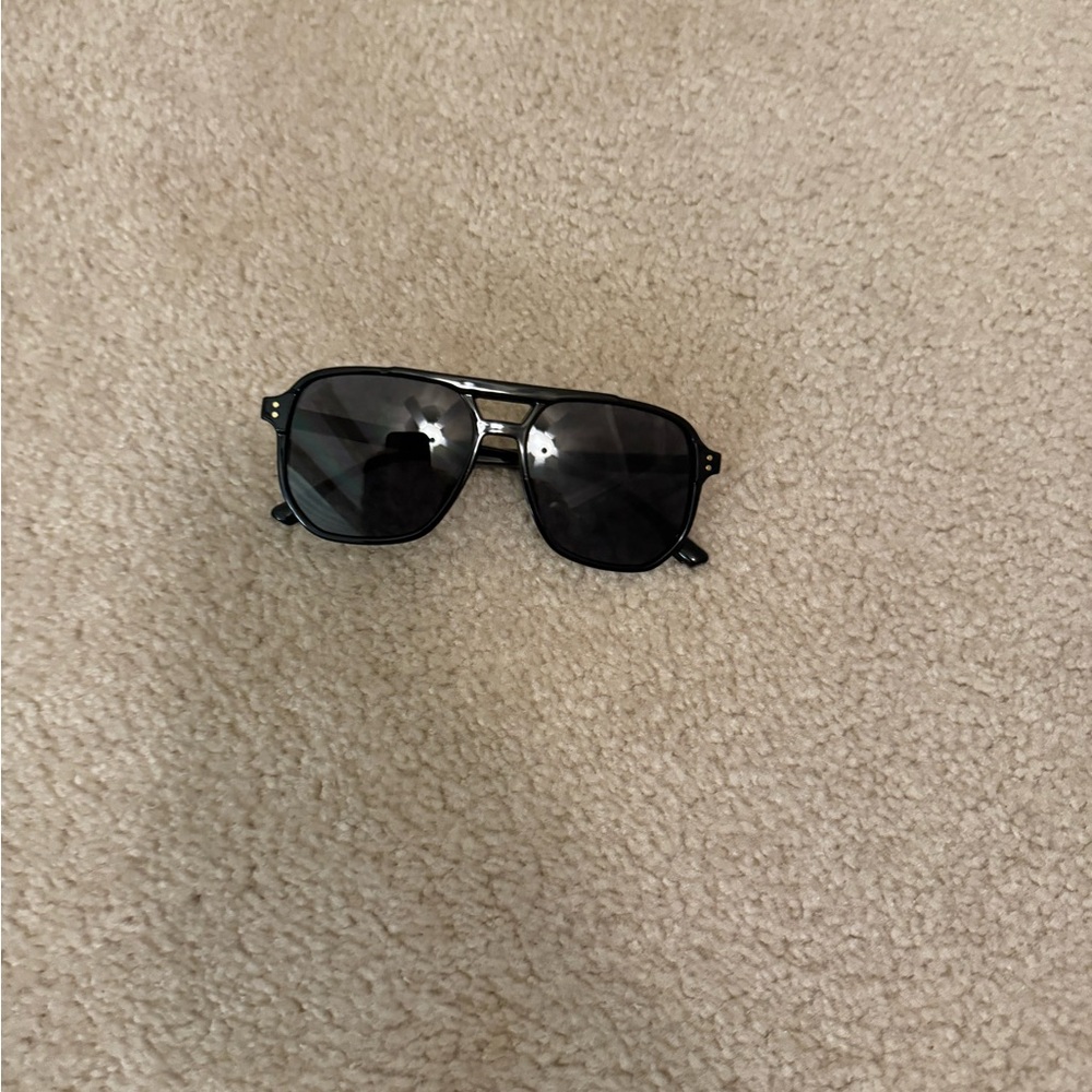 Stylish Black Aviator Sunglasses